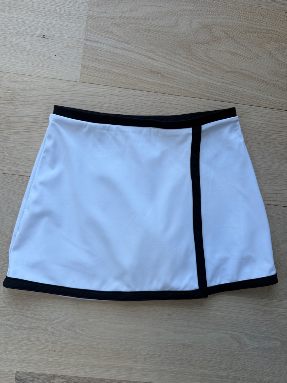 ⛳️ NWT J. Crew White Golf/Tennis Skort with Black Trim
